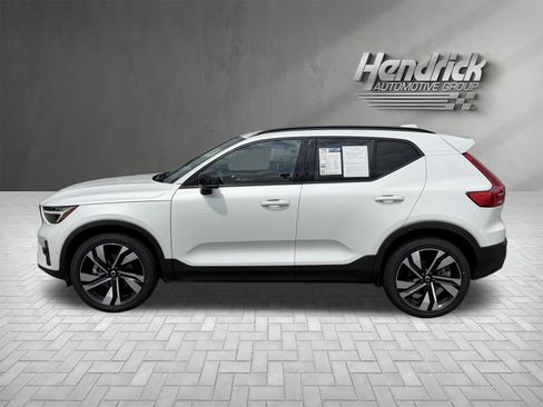 Used 2023 Volvo XC40 B4 Plus w/ Climate Package FWD image 7