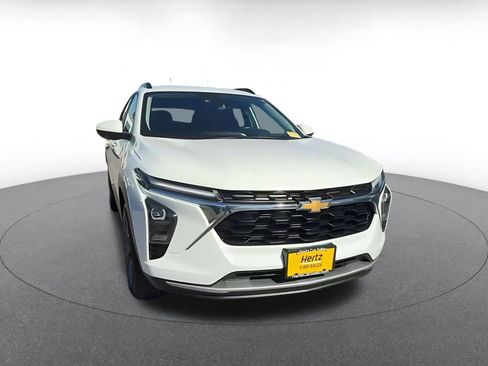 Used 2025 Chevrolet Trax LT w/ LT Convenience Package FWD image 3