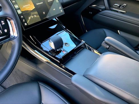 Used 2025 Land Rover Range Rover Sport Dynamic SE image 16