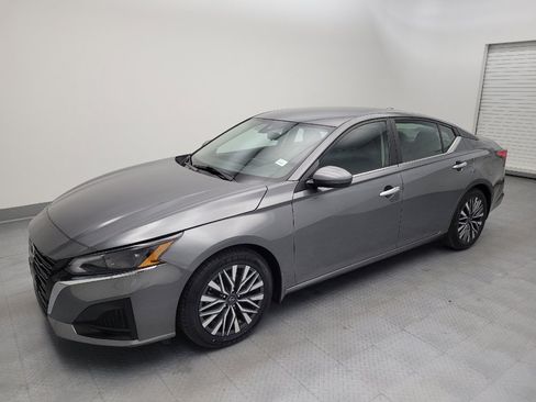 Used 2023 Nissan Altima 2.5 SV FWD image 2
