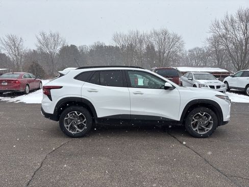 Used 2025 Chevrolet Trax LT w/ LT Convenience Package image 3