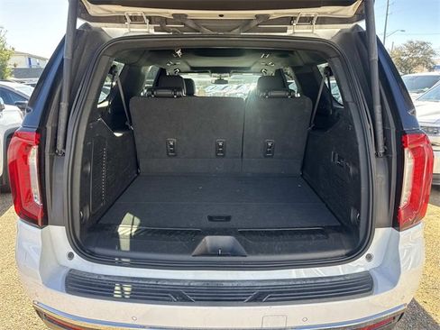 Used 2022 GMC Yukon XL SLT w/ SLT Premium Package image 10