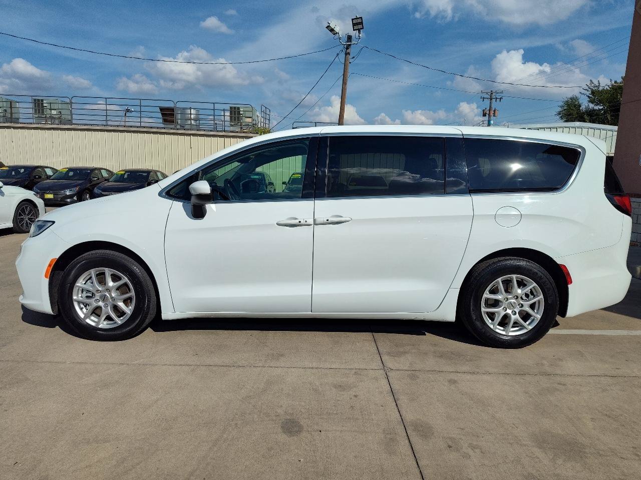 Used 2023 Chrysler Pacifica Touring-L FWD image 7