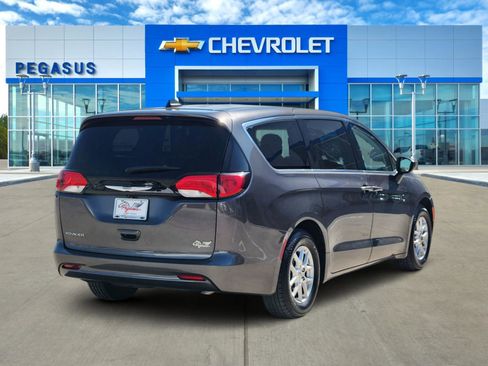 Used 2023 Chrysler Voyager LX image 5