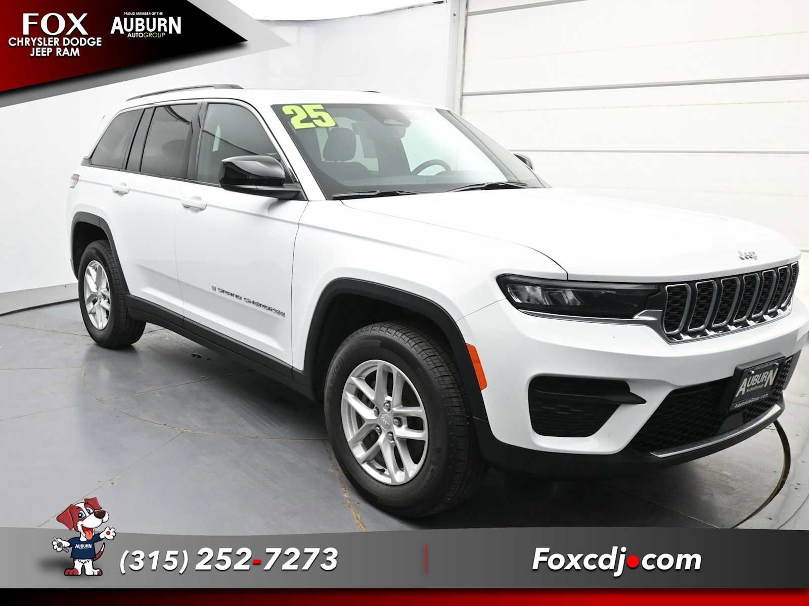 Used 2025 Jeep Grand Cherokee Laredo X w/ Luxury Tech Group I AWD/4WD image 2