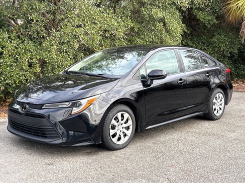 Used 2023 Toyota Corolla LE image 3