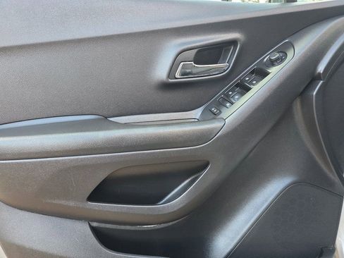 Used 2022 Chevrolet Trax LT w/ LT Convenience Package image 14