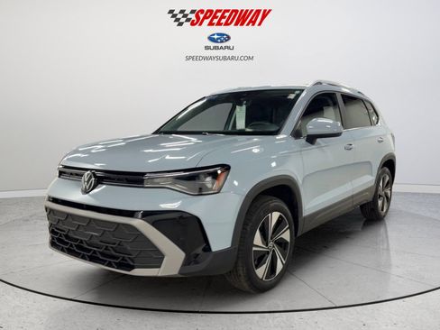 Certified 2025 Volkswagen Taos SE image 4