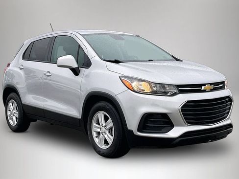 Used 2022 Chevrolet Trax LS w/ Tint and Cruise Package FWD image 1