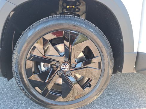 New 2026 Volkswagen Taos SE image 16