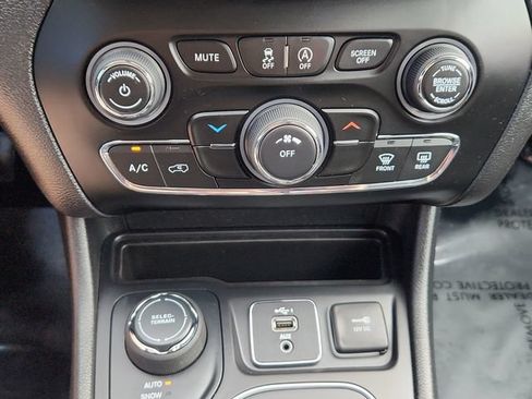 Used 2019 Jeep Cherokee Latitude Plus w/ Cold Weather Group AWD/4WD image 41