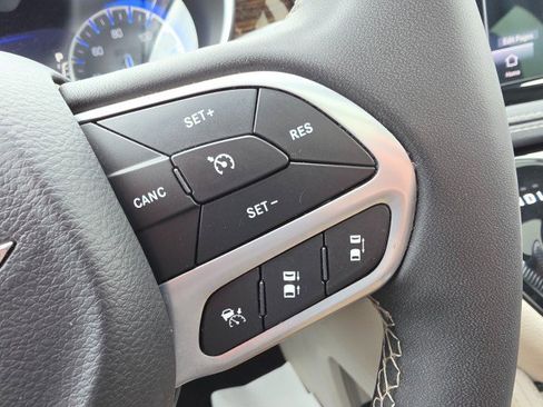 Used 2023 Chrysler Pacifica Limited FWD image 44