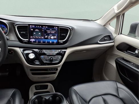 Used 2023 Chrysler Pacifica Touring-L image 13