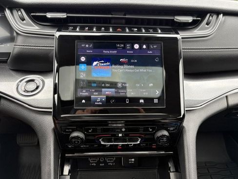 Used 2023 Jeep Grand Cherokee Laredo w/ Luxury Tech Group I AWD/4WD image 16