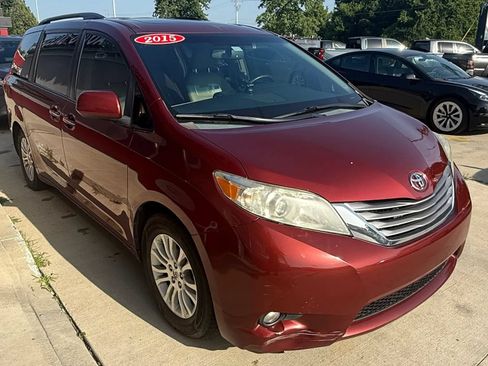 Used 2015 Toyota Sienna XLE FWD image 2