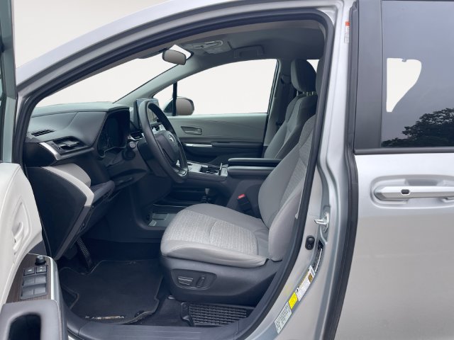 Used 2024 Toyota Sienna LE AWD/4WD image 9
