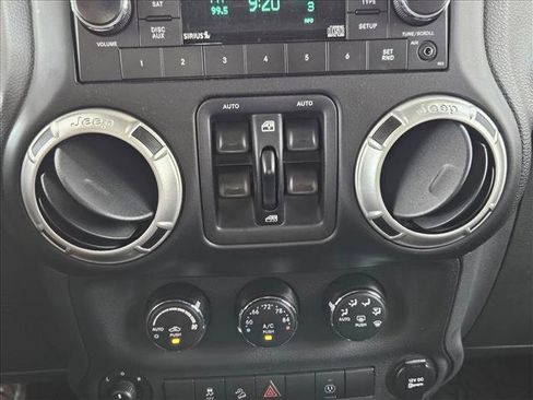 Used 2017 Jeep Wrangler Unlimited Rubicon w/ Connectivity Group AWD/4WD image 13