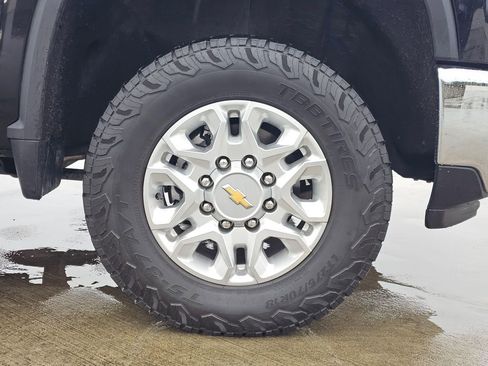 Used 2024 Chevrolet Silverado 2500 LTZ w/ LTZ Convenience Package image 9