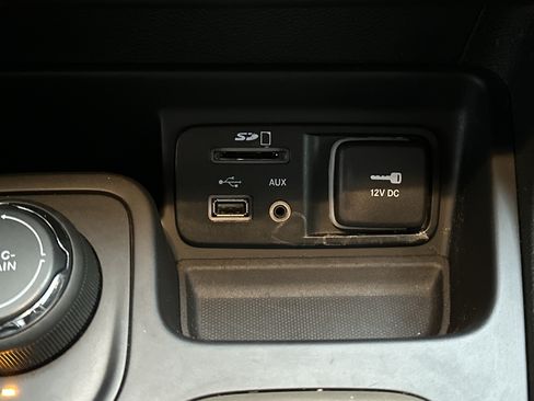 Used 2015 Jeep Cherokee Latitude w/ Cold Weather Group AWD/4WD image 34