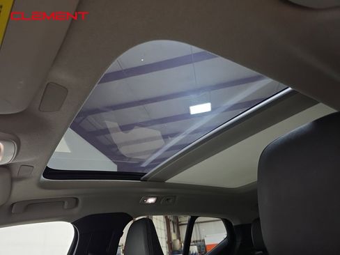 Used 2023 Volvo XC40 B5 Ultimate image 23