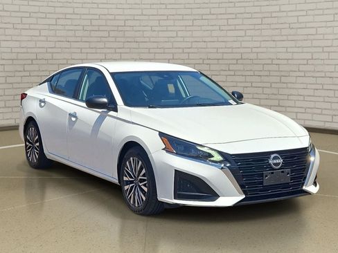 Used 2025 Nissan Altima 2.5 SV FWD image 3