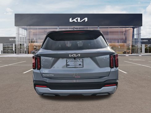 Used 2025 Kia Sorento LX image 5