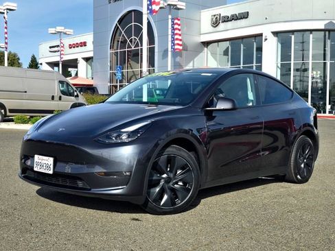 Used 2024 Tesla Model Y Long Range image 3