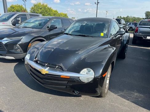 Used 2005 Chevrolet SSR w/ Preferred Equipment Group RWD image 9