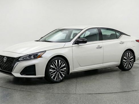 Used 2025 Nissan Altima 2.5 SV FWD image 3