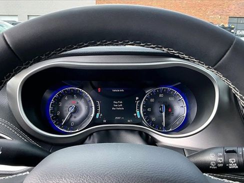 Used 2023 Chrysler Pacifica Touring-L image 19