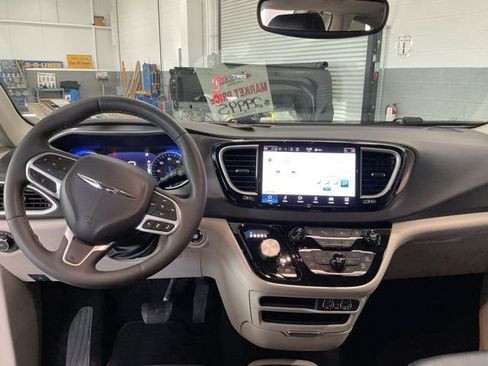 Used 2024 Chrysler Pacifica Touring-L image 12