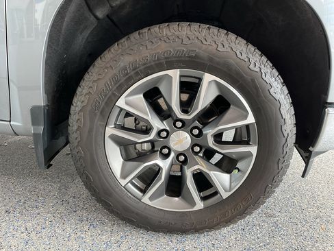 Used 2023 Chevrolet Silverado 1500 LT AWD/4WD image 32