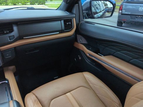 Used 2024 Ford Expedition Max Platinum AWD/4WD image 16