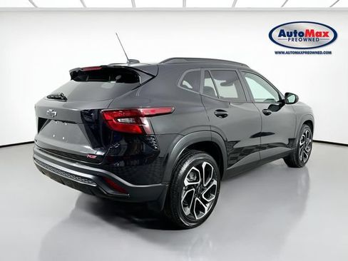 Used 2025 Chevrolet Trax RS w/ Sunroof Package FWD image 2