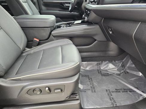 Used 2025 Chevrolet Suburban Premier RWD image 13