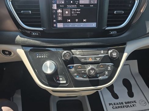 Used 2022 Chrysler Voyager LX FWD image 16