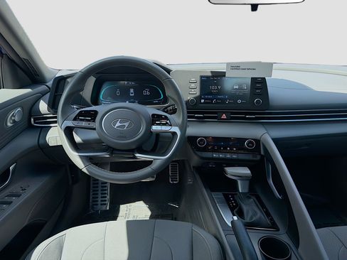 Certified 2025 Hyundai Elantra Sport image 18