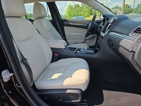 Used 2022 Chrysler 300 Touring L RWD image 15