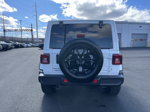 Used 2025 Jeep Wrangler Sahara image 5