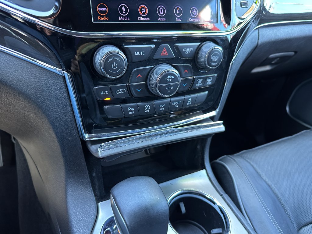 Used 2019 Jeep Grand Cherokee Overland AWD/4WD image 28