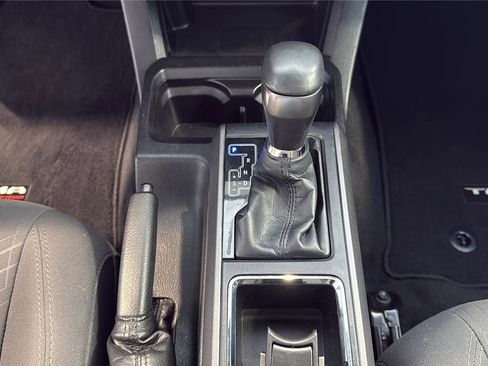 Used 2018 Toyota Tacoma TRD Off-Road w/ Technology Package AWD/4WD image 25