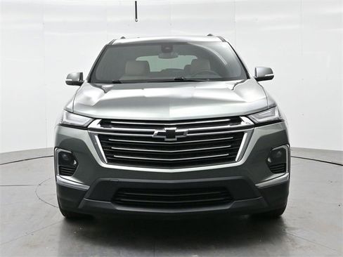 Used 2023 Chevrolet Traverse LT image 2