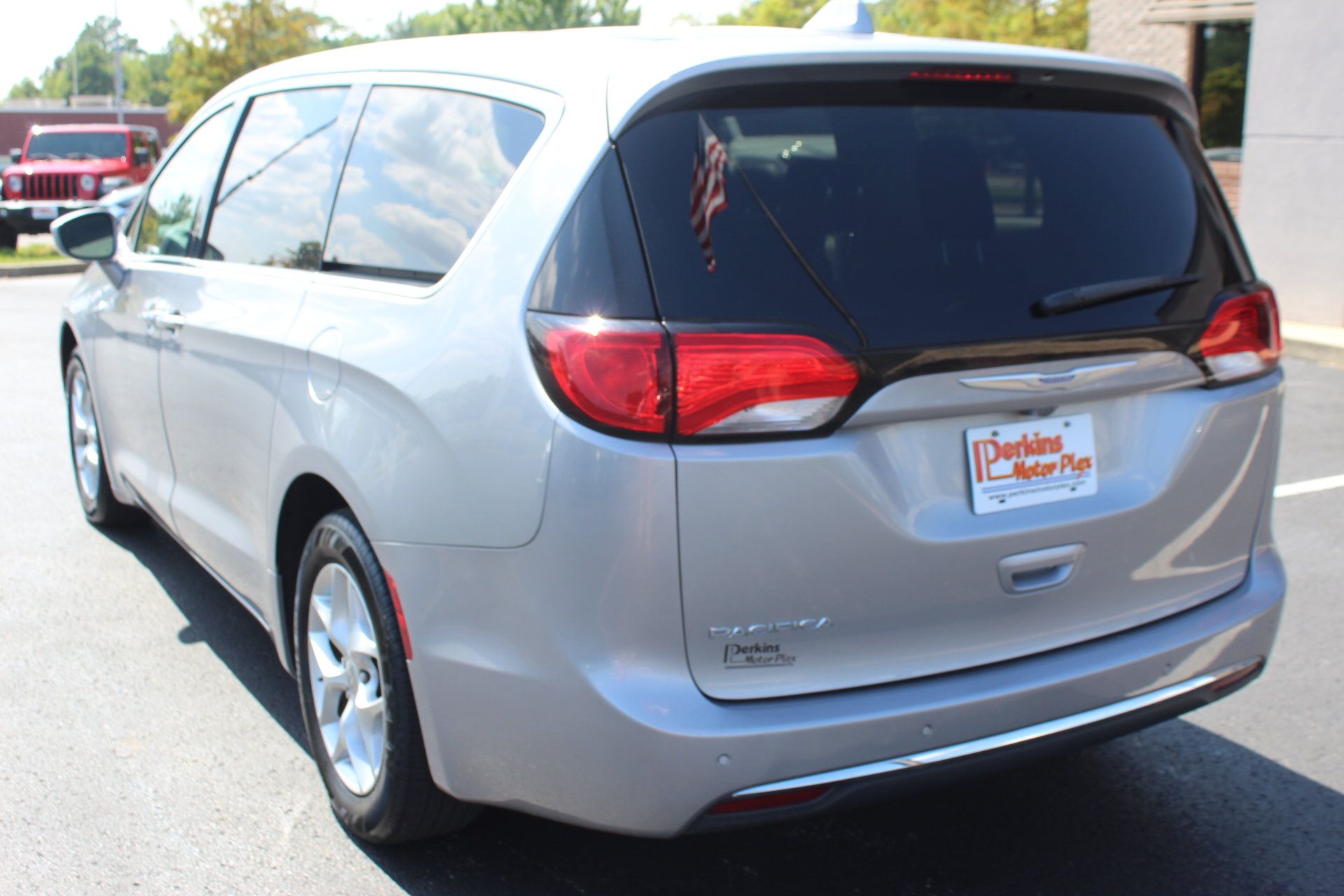 Used 2019 Chrysler Pacifica Touring Plus w/ Tire & Wheel Group FWD image 8