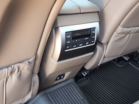 Used 2023 Lexus GX 460 Luxury w/ Accessory Package AWD/4WD image 15