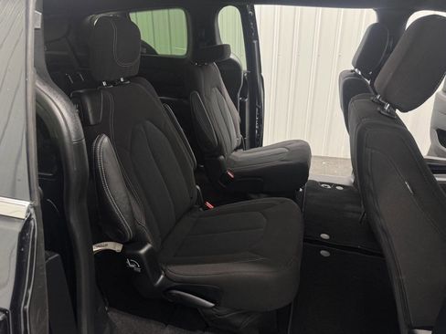 Used 2023 Chrysler Pacifica Touring image 18