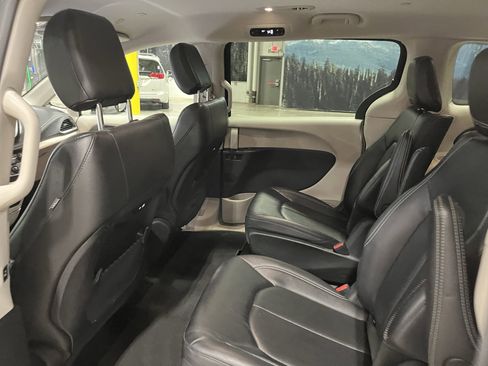 Used 2024 Chrysler Pacifica Select image 14