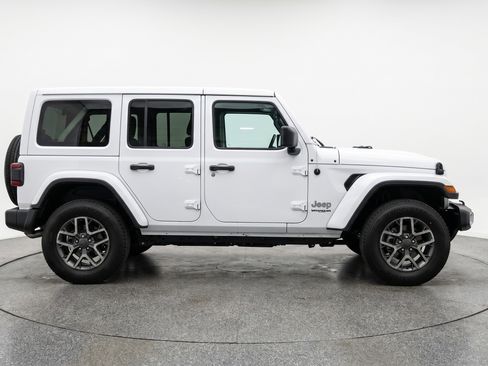 Used 2025 Jeep Wrangler Sahara image 11