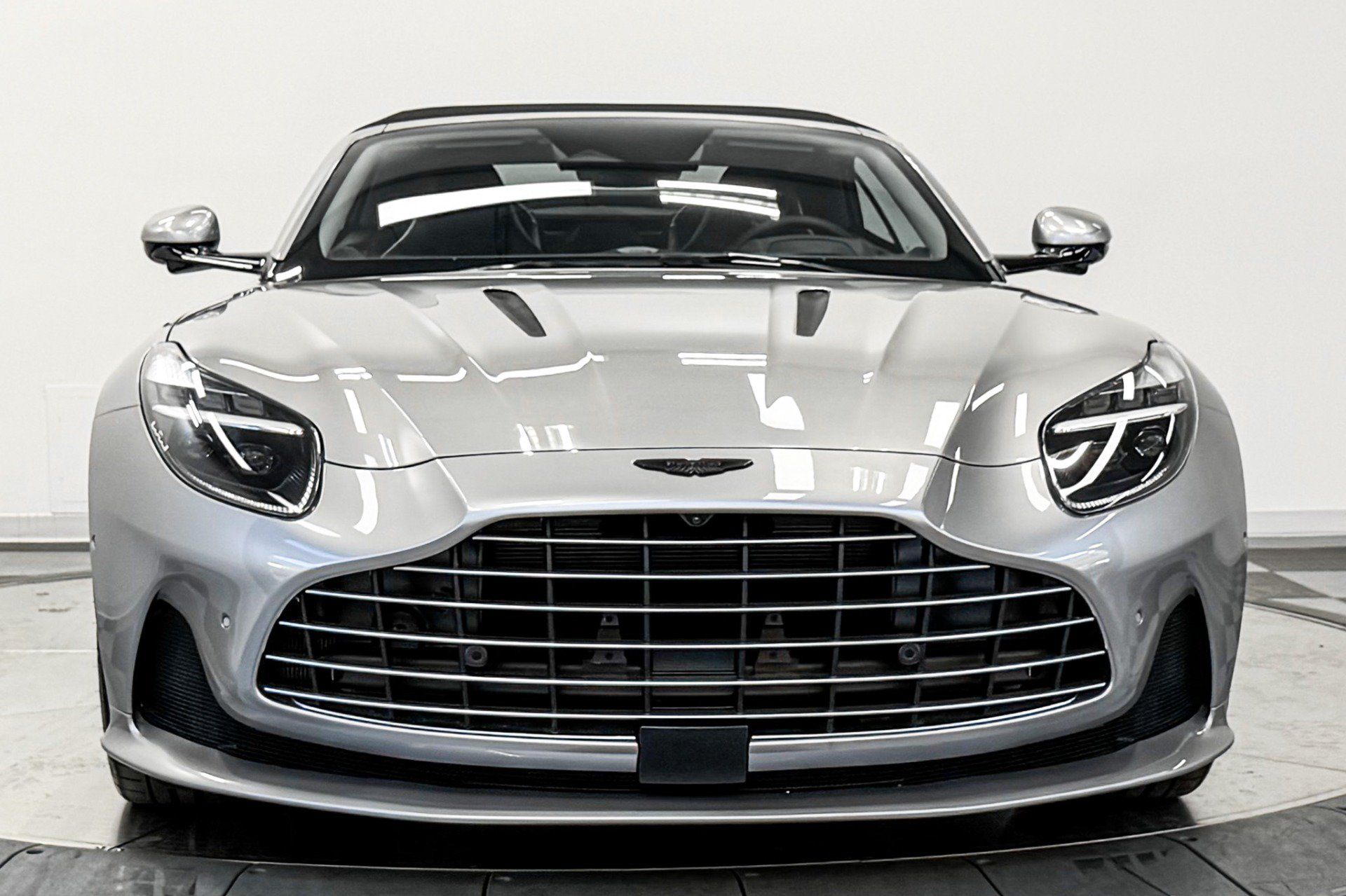 Used 2025 Aston Martin DB12 Convertible RWD image 38