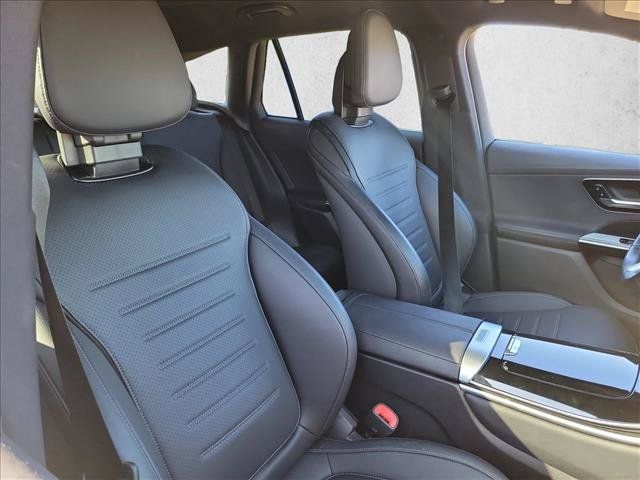 Used 2025 Mercedes-Benz GLC 350e 4MATIC image 12