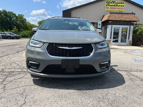 Used 2023 Chrysler Pacifica Limited FWD image 2